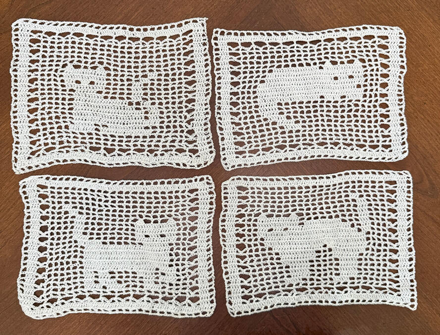 Filet crochet cat doilies. Pattern via Pinterest.